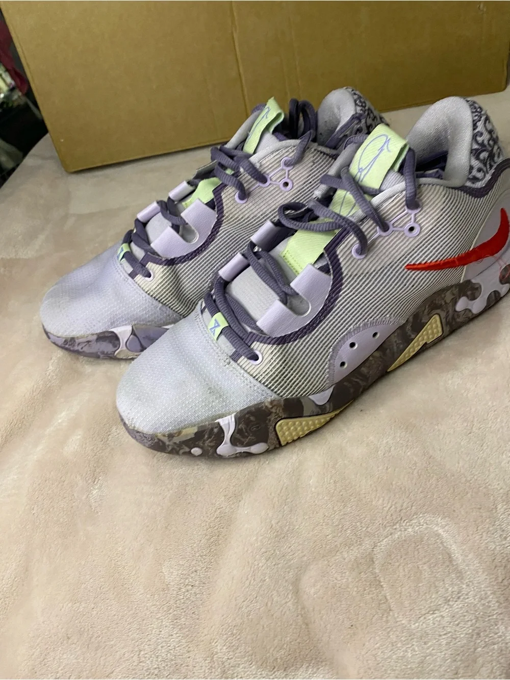 Nike mens Athletic Sneakers in Lavender and Lime Accent size 8.5